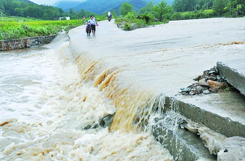 短時強(qiáng)降雨攜帶泥土、沙石、樹木等造成災(zāi)害