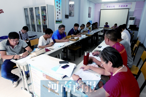 消費者代表和旁聽人員走進社區(qū)，聽取市民關于鄭州地鐵的意見和建議