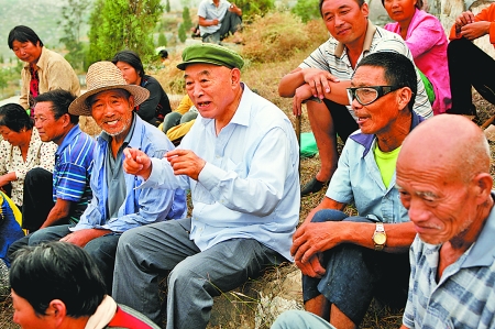 在唐莊，當(dāng)?shù)厝罕娒看我姷絽墙鹩】傆姓f不完的知心話。記者 史長來 攝
