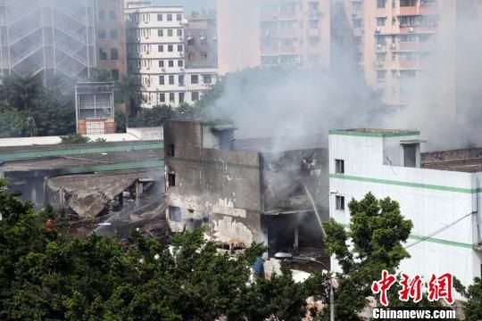 廣州白云區(qū)一倉庫爆炸致4死36傷，事發(fā)3個多小時后現(xiàn)場仍冒著白煙?！「邩s權(quán) 攝