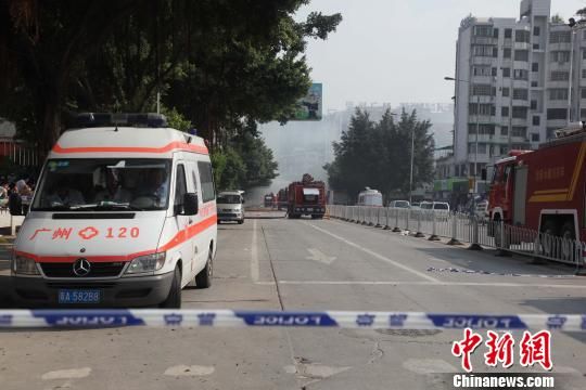 救護車現(xiàn)場待命。　高榮權(quán)　攝