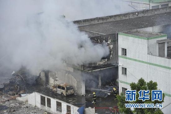 9月10日，消防人員在爆炸現(xiàn)場(chǎng)撲救火情。 新華社記者 梁旭 攝
