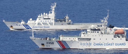 日本海上保安廳的4艘巡邏船則在數(shù)百米開外與之并列航行，展開一對一較量。