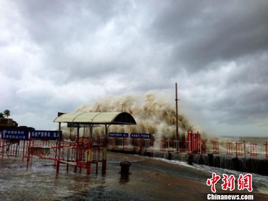 汕頭澄海萊蕪碼頭潮位猛漲，巨浪洶涌。