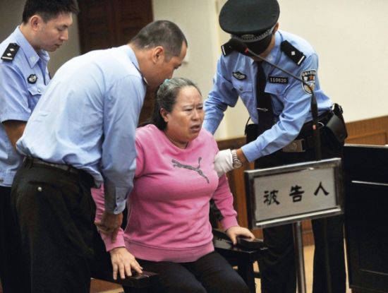 9月24日，在公訴人宣讀起訴書時，丁書苗因身體不停顫抖一度站立不穩(wěn)，被法警扶住