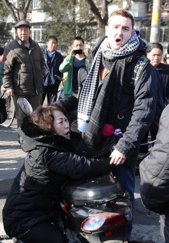 12月2日上午10時30分許，北京朝陽區(qū)一名女子在經(jīng)過騎車?yán)贤鈺r，雙方剮蹭后發(fā)生爭執(zhí)