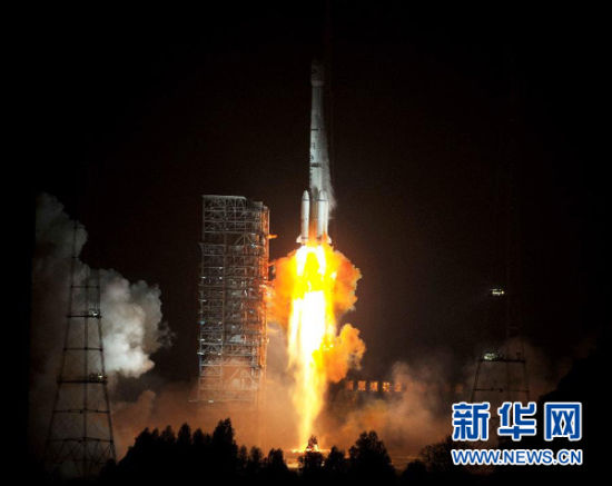 12月21日,載有玻利維亞通信衛(wèi)星的長(zhǎng)征三號(hào)乙運(yùn)載火箭點(diǎn)火發(fā)射。當(dāng)日零時(shí)42分,我國(guó)在西昌衛(wèi)星發(fā)射中心用長(zhǎng)征三號(hào)乙運(yùn)載火箭,成功將玻利維亞通信衛(wèi)星發(fā)射升空,衛(wèi)星順利進(jìn)入預(yù)定軌道。玻利維亞通信衛(wèi)星是該國(guó)擁有的第一顆衛(wèi)星。新華社記者 燕雁 攝