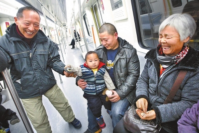 乘客中有80歲的老人，也有幾歲大的小孩，他們眼神共同傳遞著：新鮮和好奇。記者王錚攝
