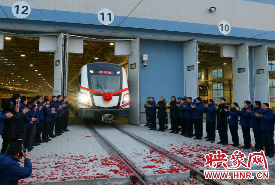 12月28日早上7點(diǎn)39分，編號(hào)為0111的列車駛出鄭東車輛段開往市體育中心站