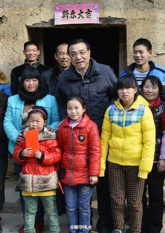 27日，李克強到安康旬陽金坡村看望留守兒童。