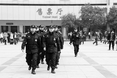 3月2日，鄭州市特警加強(qiáng)對人員密集場所的武裝巡邏。