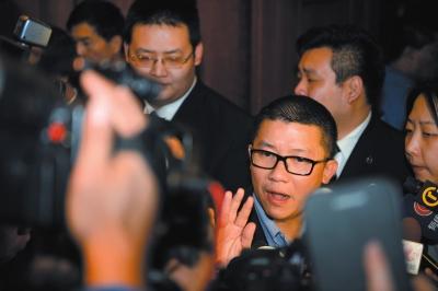 3月10日23時許，與馬航失聯(lián)航班部分乘客家屬乘坐同一航班的乘客在北京首都機場辦理值機手續(xù)。新華社