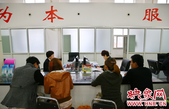 在陽光大廈一樓大廳內(nèi)，分布著人社局、民政局等與群眾利益相關(guān)的民生服務(wù)窗口。