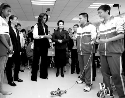 昨天上午，彭麗媛與米歇爾共同參觀北師大二附中，觀看學(xué)生們演示自己設(shè)計(jì)制作的幾何機(jī)器人。
