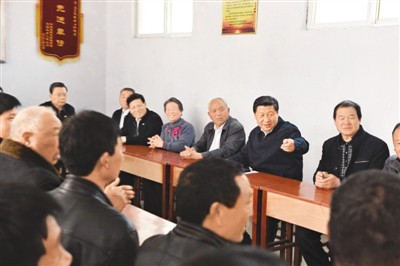 3月17日，習(xí)近平在河南省蘭考縣東壩頭鄉(xiāng)張莊村村委會(huì)與干部群眾座談，聽取意見和建議。