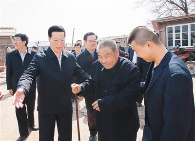 3月26日，張高麗在吉林省農(nóng)安縣農(nóng)安鎮(zhèn)小橋子村看望貧困戶王井山一家。