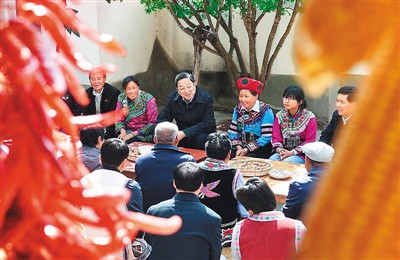 3月24日，俞正聲在云南省武定縣插甸鄉(xiāng)彝族小院農(nóng)戶家中進(jìn)行座談交流，聽取基層黨員群眾意見建議。
