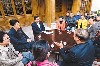3月23日，劉云山在陜西省咸陽(yáng)市禮泉縣煙霞鎮(zhèn)袁家村與基層干部群眾座談，聽取對(duì)教育實(shí)踐活動(dòng)的意見建議。