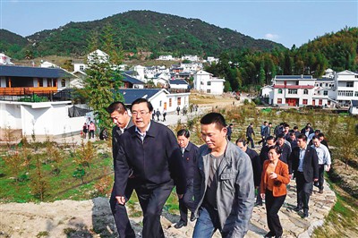3月25日，張德江在福建省上杭縣古田鎮(zhèn)吳地村看望群眾。