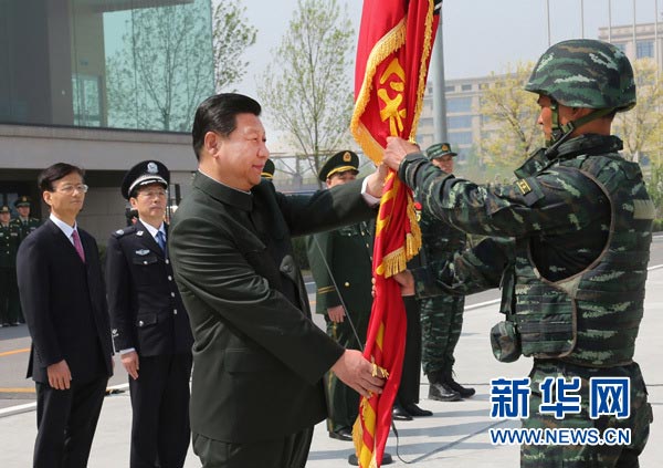 這是習(xí)近平將隊(duì)旗鄭重授予“獵鷹突擊隊(duì)”大隊(duì)長(zhǎng)。