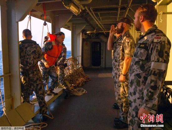 　據(jù)澳大利亞海軍4月11日發(fā)布的圖片顯示，中澳海軍海上聯(lián)合搜尋失聯(lián)客機(jī)。據(jù)悉，澳大利亞總理當(dāng)天表示，澳方執(zhí)行搜尋失聯(lián)客機(jī)任務(wù)的搜救人員已獲知黑匣子的大致位置。