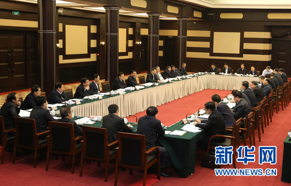 4月28日，中共中央政治局常委、國務(wù)院總理李克強(qiáng)在重慶主持召開座談會