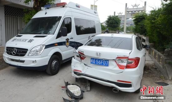  4月28日，福建省福州市閩侯縣發(fā)生一起惡性駕車(chē)撞人事件，圖為被撞車(chē)輛損毀嚴(yán)重。經(jīng)初查，該肇事男子叫林某新（漢族，37歲，福州長(zhǎng)樂(lè)人），因婚姻問(wèn)題，情緒失控，駕車(chē)從閩侯縣青口鎮(zhèn)往尚干鎮(zhèn)方向，沿奔馳大道行駛，連續(xù)撞人。中新社發(fā) 劉可耕 攝