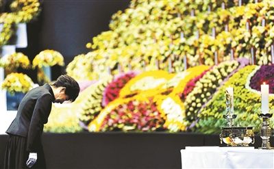 4月29日，韓國總統(tǒng)樸槿惠為“歲月”號(hào)沉沒客輪死難者默哀圖片/IC
