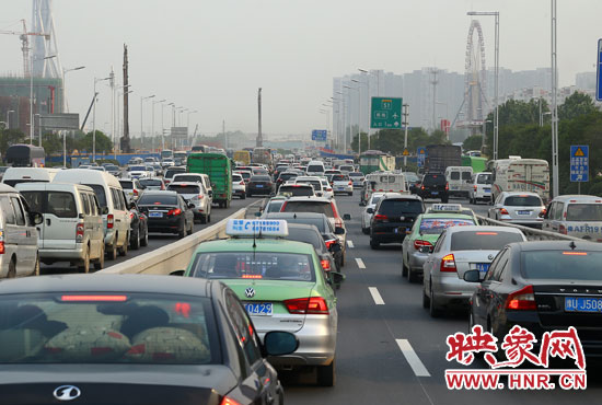 5月1日零時(shí)至3日24時(shí)，全省高速公路安全平穩(wěn)運(yùn)行，累計(jì)車流量440.53萬輛。