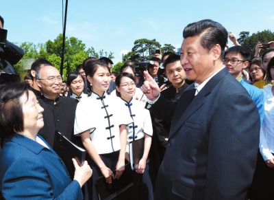 習(xí)近平在校園觀看北大師生紀(jì)念五四運動95周年青春詩會時同朗誦者親切交談。新華社發(fā)