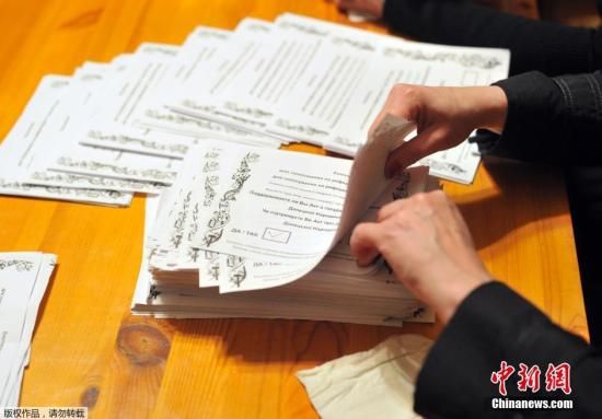 　　當(dāng)?shù)貢r間2014年5月11日，烏克蘭東部地區(qū)選舉工作人員開始公投計(jì)票工作。