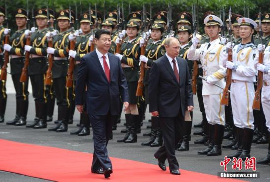 5月20日，中國(guó)國(guó)家主席習(xí)近平在上海舉行儀式歡迎俄羅斯總統(tǒng)普京訪華。中新社發(fā) 廖攀 攝