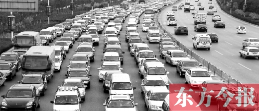 21日，鄭州市中州大道，大量擁堵的汽車將寬寬的道路變成“停車場(chǎng)”