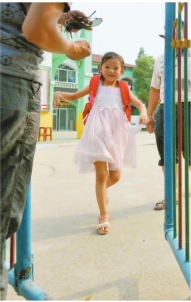 　　昨日，潛江市浩口鎮(zhèn)第三小學(xué)已被戒嚴(yán)，下午幼兒園學(xué)生放學(xué)時(shí)，一些家長(zhǎng)前來(lái)接孩子
