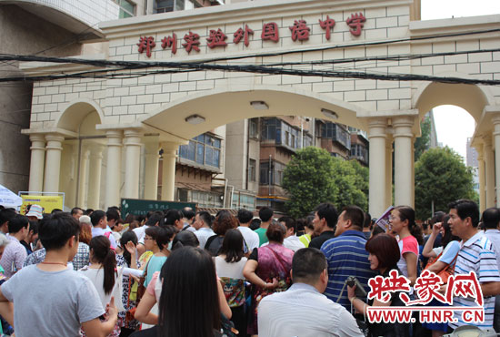 考試快結(jié)束時(shí)，陪考的家長(zhǎng)涌入學(xué)校接孩子。
