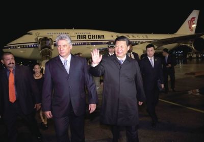 21日晚,習(xí)近平乘坐的專機(jī)抵達(dá)哈瓦那何塞·馬蒂國際機(jī)場。古巴國務(wù)委員會第一副主席兼部長會議第一副主席