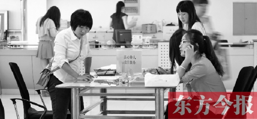 　　行政審批“瘦身”，不僅提高了行政效率，節(jié)約了行政資源，而且最大限度地方便了群眾