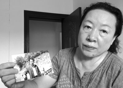 劉吉強(qiáng)的姐姐劉麗霞手持弟弟當(dāng)年的照片。劉吉強(qiáng)在給家人的書(shū)信中多次要求申冤，家人為此奔走了16年。京華
