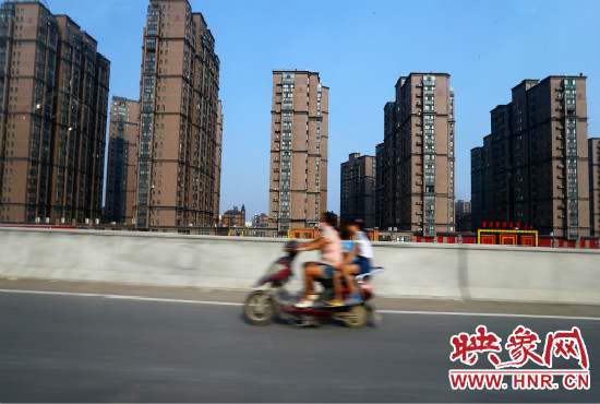 三環(huán)快速路開通后，仍有一些電動(dòng)車違規(guī)上橋。