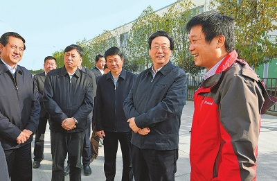 　11月4日下午,省委書記、省人大常委會主任郭庚茂在襄城縣精美鞋業(yè)有限公司調(diào)研。記者 杜小偉/攝