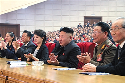 　5月19日，金正恩和夫人李雪主觀看演出，金與正（左一）坐在金正恩右邊第三個(gè)位置。