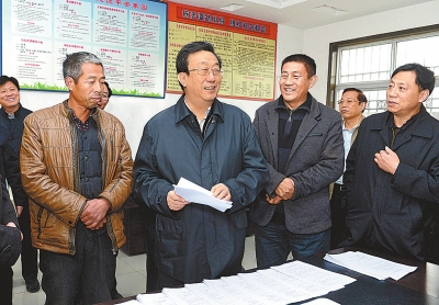 11月25日下午，省委書記、省人大常委會主任郭庚茂在延津縣石婆固鎮(zhèn)集北村與村民親切交談。