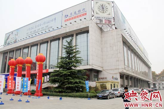 11月28日，記者從鄭州市政府獲悉，河南省人民會堂決定拆除違法存在10多年的巨型樓頂廣告。