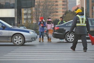 過斑馬線，行人左顧右盼，汽車寸土必爭。
