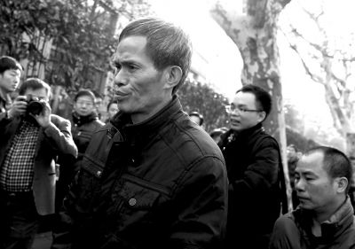 被告人林森浩的父親林尊耀準(zhǔn)備進(jìn)入法院。