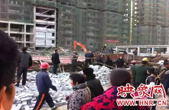 圖為事故現(xiàn)場情況，當(dāng)?shù)厝罕姽﹫D。