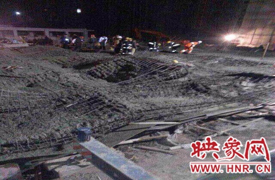 圖為事故現(xiàn)場情況，當(dāng)?shù)厝罕姽﹫D。