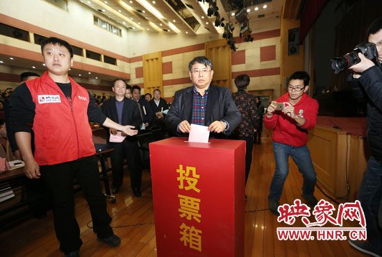 省委宣傳部副部長(zhǎng)、省新聞出版廣電局局長(zhǎng)朱夏炎現(xiàn)場(chǎng)投票