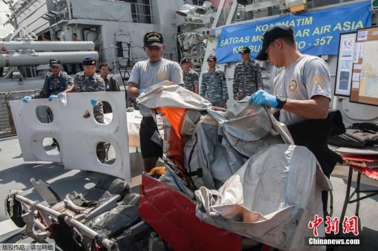 　當?shù)貢r間2015年1月5日，印尼泗水，印尼海軍展示從爪哇海中打撈到的亞航失事客機殘骸與遇難者的遺物