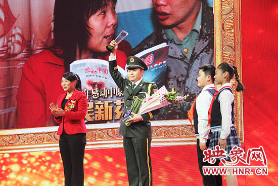 中國(guó)人民解放軍71352部隊(duì)19分隊(duì)管理員王留杰上臺(tái)接受頒獎(jiǎng)。